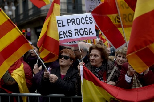 Hunderttausende Menschen demonstrieren gegen die Unabhängigkeit Kataloniens - ảnh 1