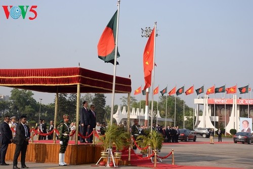 Staatspräsident Tran Dai Quang beginnt den offiziellen Besuch in Bangladesch - ảnh 1