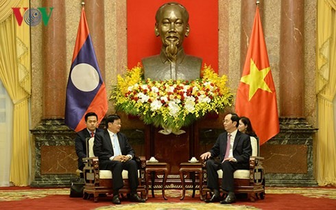 Staatspräsident Tran Dai Quang empfängt den laotischen Premierminister Thongloun Sisoulith - ảnh 1
