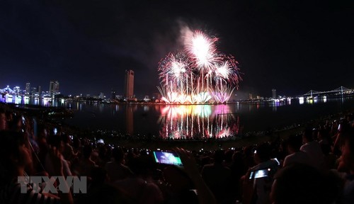 Feuerwerk-Festival Da Nang 2018 strahlt auf dem Han-Fluss - ảnh 1