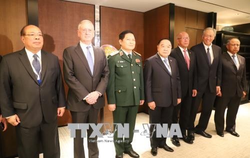 Shangri-La-Dialog 2018: Verteidigungsminister Ngo Xuan Lich trifft Amtskollegen anderer Länder - ảnh 1