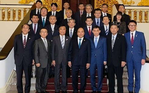 Premierminister Nguyen Xuan Phuc empfängt den Gouverneur der japanischen Provinz Fukuoka  - ảnh 1