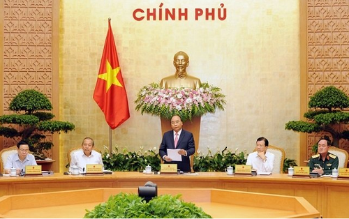 Premierminister Nguyen Xuan Phuc leitet die Debatte über die sozialwirtschaftliche Lage - ảnh 1