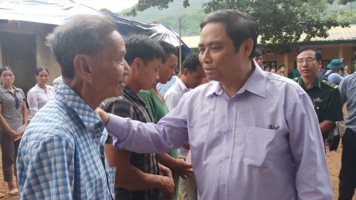 Der Leiter des Personalkomitees der Partei Pham Minh Chinh besucht die Flutopfer - ảnh 1