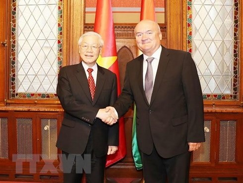 KPV-Generalsekretär Nguyen Phu Trong trifft Präsident und Vize-Parlamentspräsident Ungarns - ảnh 2