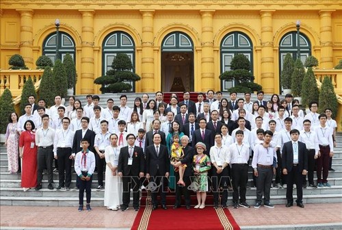 KPV-Generalsekretär, Staatspräsident Nguyen Phu Trong trifft ausgezeichnete Studenten und Schüler - ảnh 1