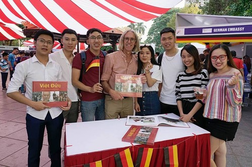 Das Buch „Deutsch-vietnamesische Biografien” – perfektes Puzzle der bilateralen Beziehungen - ảnh 1