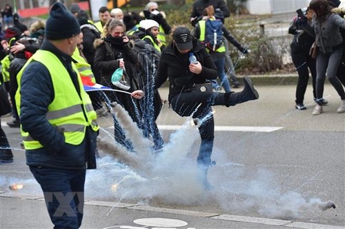 Die Gelbwesten-Demonstranten in Frankreich haben zugenommen - ảnh 1