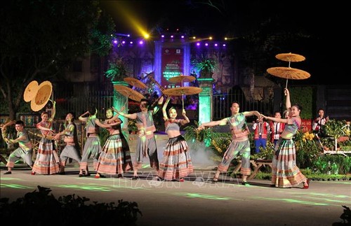 Touristen besuchen das Lim-Fest in der Provinz Bac Ninh - ảnh 1
