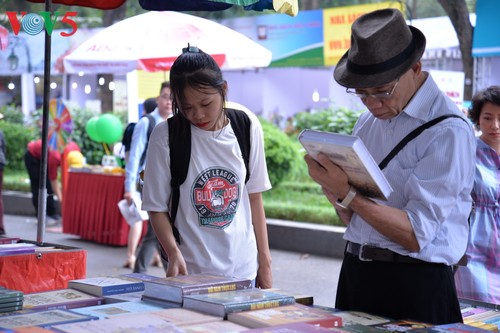 Bücher im geistigen Leben vietnamesischer Jugendlicher - ảnh 2