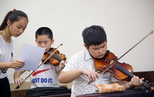 Vietnamesisches Junior-Orchester veranstaltet Wohltätigkeitskonzert  - ảnh 1
