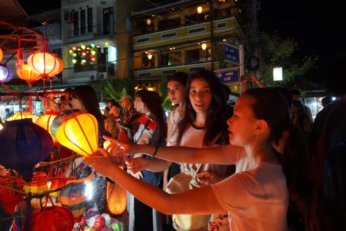 Im Ausland lebende vietnamesische Jugendliche und Studenten besuchen die Altstadt Hoi An’s - ảnh 1