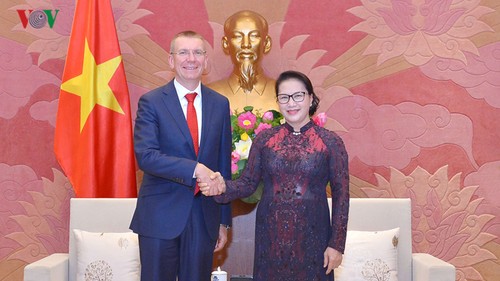 Parlamentspräsidentin Nguyen Thi Kim Ngan empfängt den lettischen Außenminister  - ảnh 1