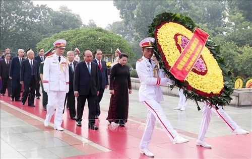 Spitzenpolitiker legen Blumenkränze am Denkmal der gefallenen Soldaten nieder - ảnh 1