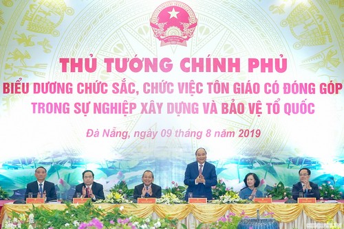 Premierminister Nguyen Xuan Phuc ehrt die vorbildlichen religiösen Würdenträger - ảnh 1
