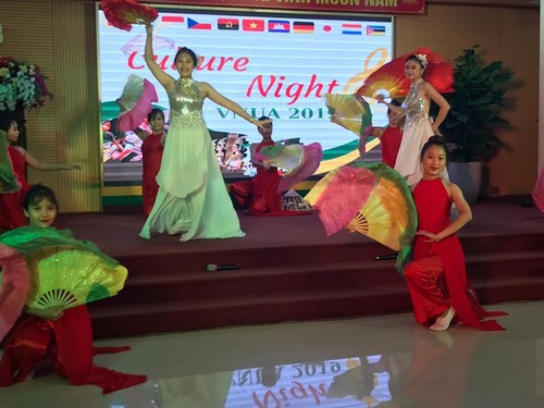Austauschtreffen „Culture Night 2019” für Studenten in Hanoi - ảnh 1