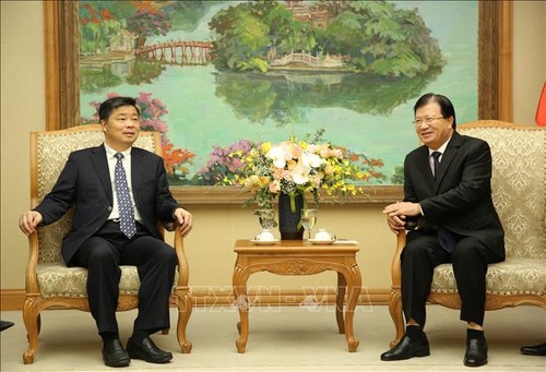 Vize-Premierminister Trinh Dinh Dung empfängt den Vize-Leiter der chinesischen Provinz Guangdong Ou Yang Weimin  - ảnh 1