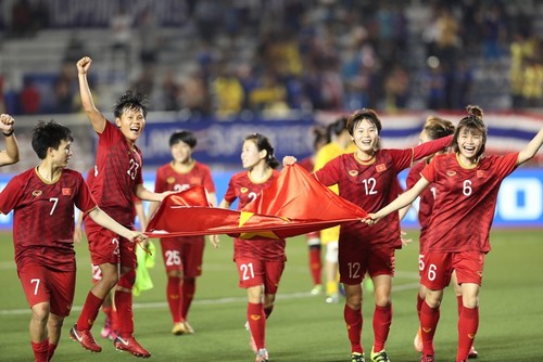 Premierminister Nguyen Xuan Phuc lobt den Geist der vietnamesischen Fußballspielerinnen - ảnh 1