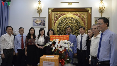Vize-Staatspräsidentin Dang Thi Ngoc Thinh besucht Katholik Le Duc Thinh - ảnh 1