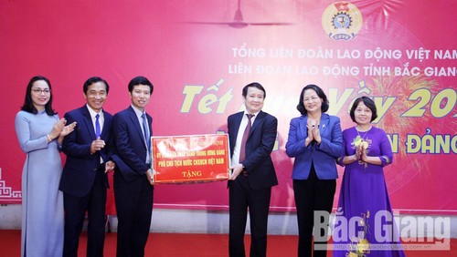 Vize-Staatspräsidentin Dang Thi Ngoc Thinh besucht die Arbeitnehmer in der Provinz Bac Giang - ảnh 1