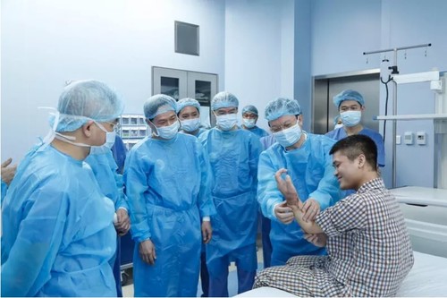 Weltweit erste erfolgreiche Transplantation eines Unterarms durch eine Lebendspende in Vietnam - ảnh 1