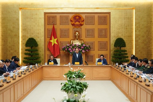 Premierminister Nguyen Xuan Phuc: neue Maßnahmen sollten bei Bekämpfung der Covid-19-Epidemie ergriffen werden - ảnh 1