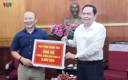 Trainer Park Hang-seo unterstützt die Stiftung gegen das Covid-19 mit 5000 US-Dollar - ảnh 1