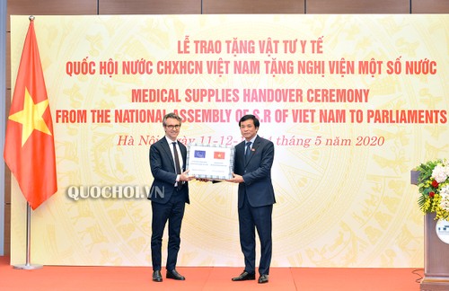 Das vietnamesische Parlament überreicht medizinische Materialien an einigen ausländischen Parlamenten - ảnh 1
