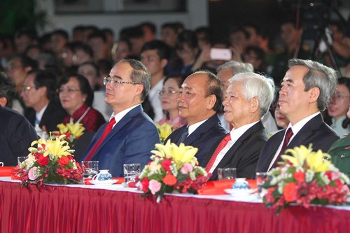 Die Partei- und Staatschefs nehmen am Programm „Ho Chi Minh – der Willen Vietnams” teil - ảnh 1