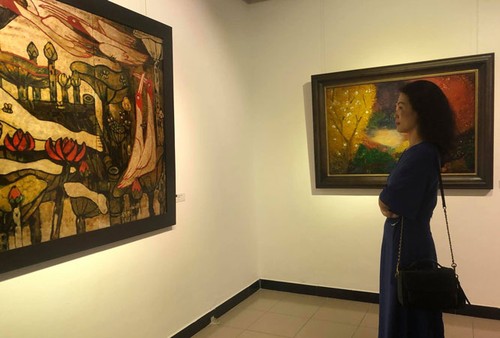 Ausstellung der Lackbilder in Hanoi - ảnh 1