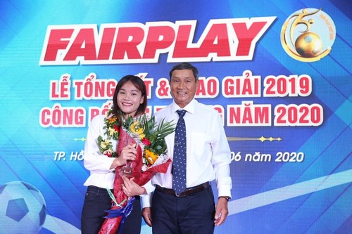 Trainer Mai Duc Chung und Fußballspielerin Chuong Thi Kieu erhalten Fair-Play-Preis 2019 - ảnh 1