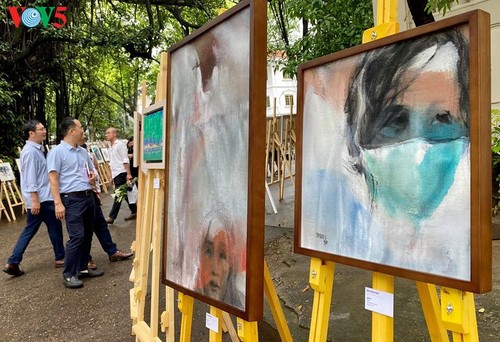 Ausstellung der Bilder der vietnamesischen Maler während der sozialen Distanzierung - ảnh 9