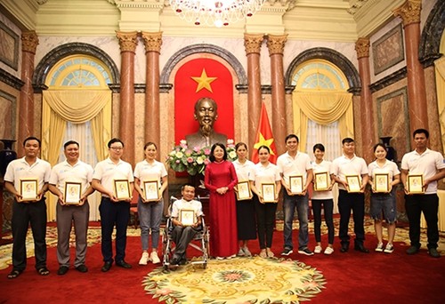 Vize-Staatspräsidentin Dang Thi Ngoc Thinh trifft vorbildliche junge Familien 2020 - ảnh 1