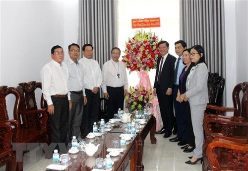 Die Leiter der Zentralabteilung für Öffentlichkeitsarbeit besuchen Gläubige in der Provinz Binh Thuan - ảnh 1
