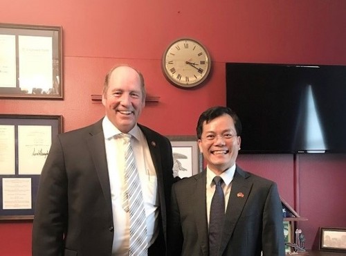 Der vietnamesische Botschafter in den USA führt Telefongespräch mit Abgeordnetem Ted Yoho - ảnh 1