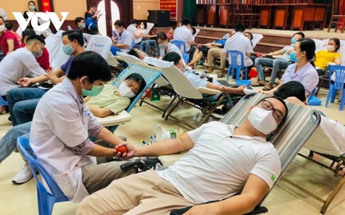 Fast 600 Menschen beteiligen sich an Blutspende in Da Nang - ảnh 1