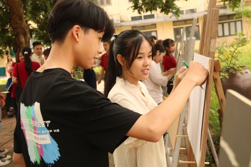 Schüler in der Provinz Thua Thien Hue beteiligen sich an Kunstwettbewerb  - ảnh 1