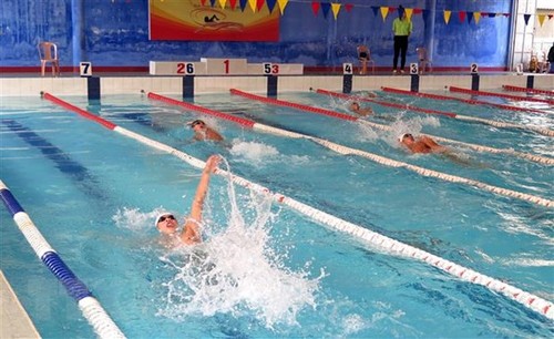 Mehr als 250 Sportler beteiligen sich an Schwimmen-Meisterschaft  - ảnh 1
