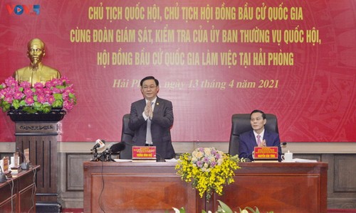 Parlamentspräsident Vuong Dinh Hue tagt mit Verwaltern der Hafenstadt Hai Phong - ảnh 1