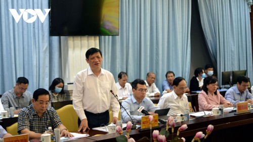 Gesundheitsminister Nguyen Thanh Long überprüft die Covid-19-Bekämpfung in der Provinz Vinh Long - ảnh 1