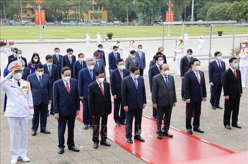 Spitzenpolitiker besuchen das Ho-Chi-Minh-Mausoleum - ảnh 1