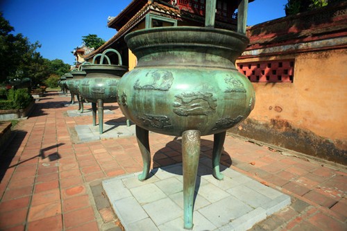 Unterlage zum Weltdokumentenerbe für neun dynastische Urnen im Kaiserpalast Hue  - ảnh 1