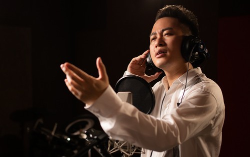 Sänger Tung Duong äußert Dankbarkeit für Ärzte durch neues Musikvideo - ảnh 1
