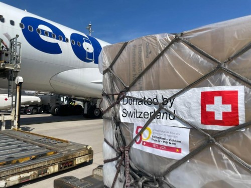 Die Schweiz schenkt Vietnam 13 Tonnen medizinische Ausrüstung - ảnh 1