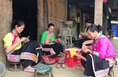 Dien Bien macht das nationale Kulturerbe „Stickerei-Schuhen der Volksgruppe Xa Phang” bekannt - ảnh 1