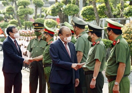Staatspräsident besucht die Streitkräfte zum Tetfest in Ho-Chi-Minh-Stadt - ảnh 1