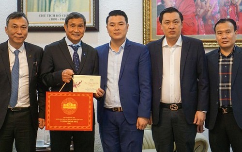 Parlamentspräsident Vuong Dinh Hue gratuliert zum Erfolg der Frauenfußball-Mannschaft - ảnh 1