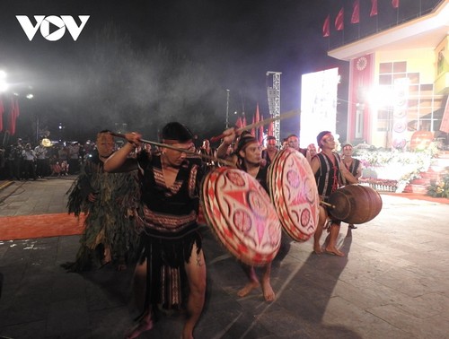 Eröffnung des Festivals der traditionellen Kultur der ethnischen Minderheiten in Truong Son und Hochland Tay Nguyen - ảnh 1