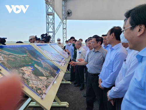 Premierminister überprüft einige wichtige Einrichtungen in Quang Nam - ảnh 1
