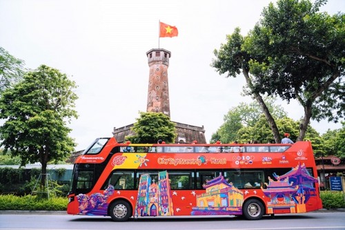 Beobachtung der Sehenswürdigkeiten in Hanoi aus einem Doppeldeckerbus - ảnh 1
